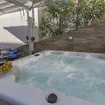 Panoramaussicht Und Whirlpool Im Exklusiven Viertel Apartament