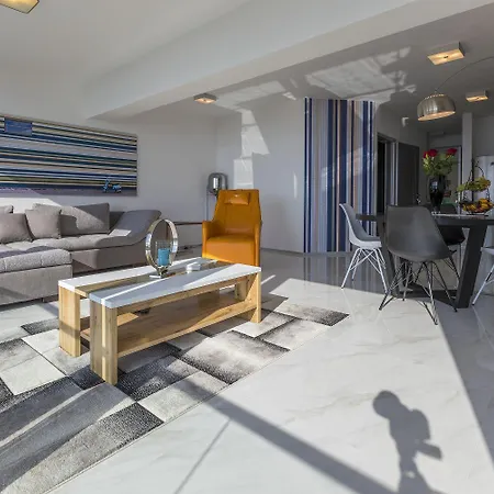 Panoramaussicht Und Whirlpool Im Exklusiven Viertel Apartment