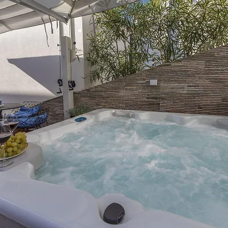 Panoramaussicht Und Whirlpool Im Exklusiven Viertel Apartment